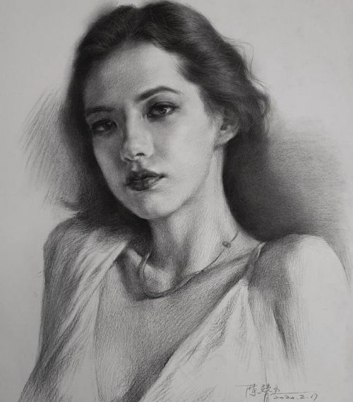 素描头像仰视视角解析 仰视角度下素描头像透视规律