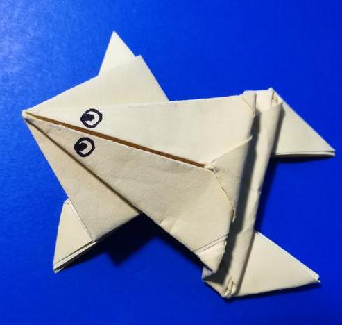 手工青蛙跳跃三角折纸怎么做？