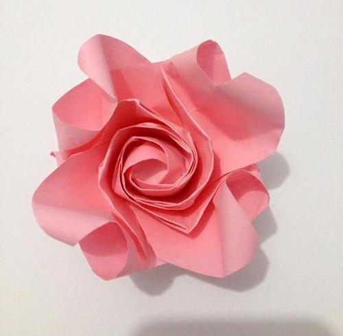 折纸花玫瑰平面怎么制作？分享简单的平面玫瑰折纸教程(4步简易折纸花玫瑰)