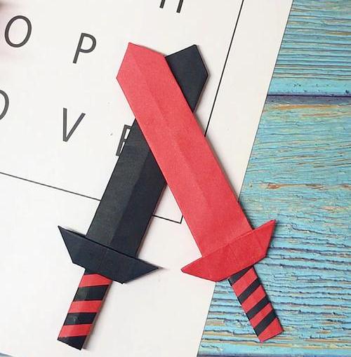 如何用纸折叠带剑鞘的宝剑 折纸宝剑刀鞘教程详解(如何用纸折叠花朵)