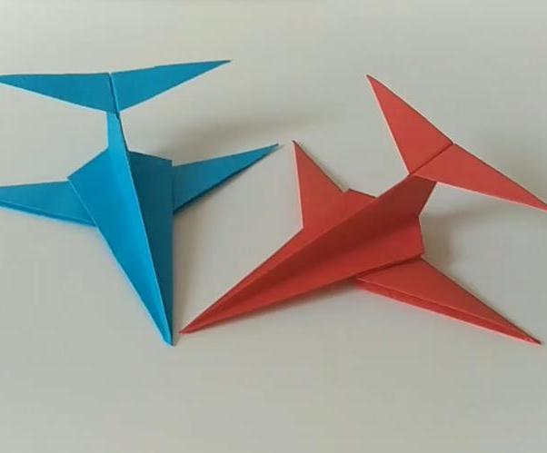 飞机怎么折飞得远？折飞得最远的纸飞机教程(飞机怎么折飞得远)