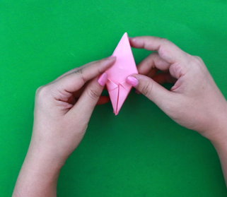 百合花折纸怎么折？详解制作步骤(折纸花百合花的折法)