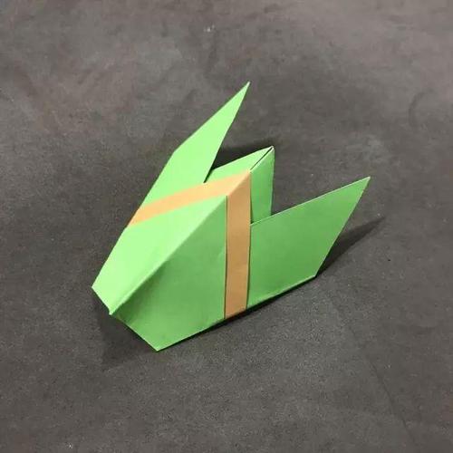 恶作剧折纸虫子怎么折？分享简单的制作教程(机关折纸教程)