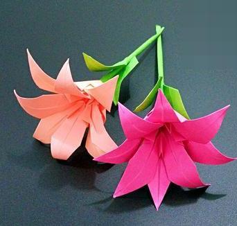 折纸百合花怎么做呢？一分钟教你怎么折简单的百合花(用折纸做百合花)