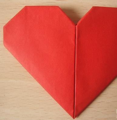 爱心折纸怎么折？分享简单的爱心桃折纸教程制作步骤(母亲节)