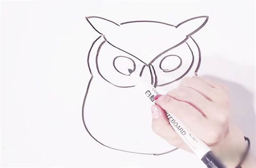 站在树枝上的猫头鹰简笔画