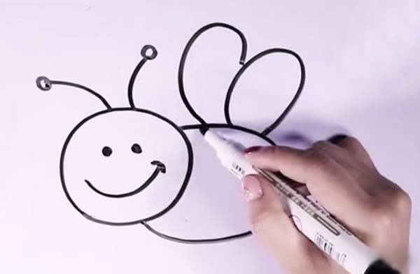 采蜜的小蜜蜂简笔画步骤